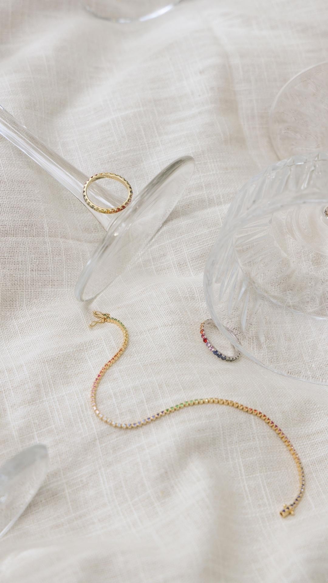 Schmuck in lebendigen Farben