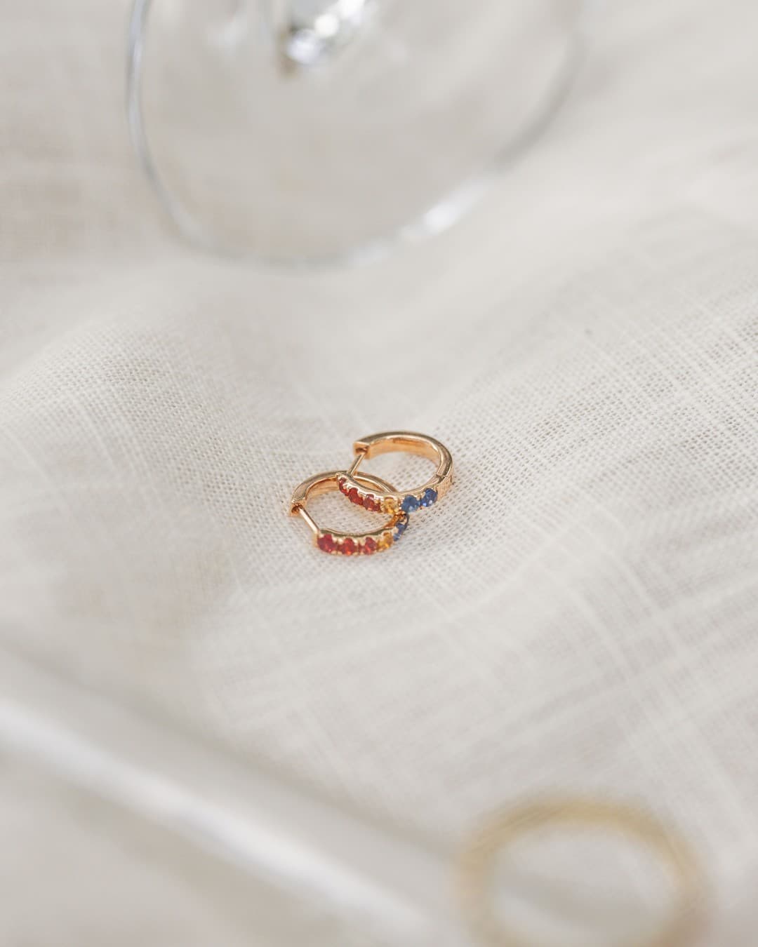 Schmuck in lebendigen Farben