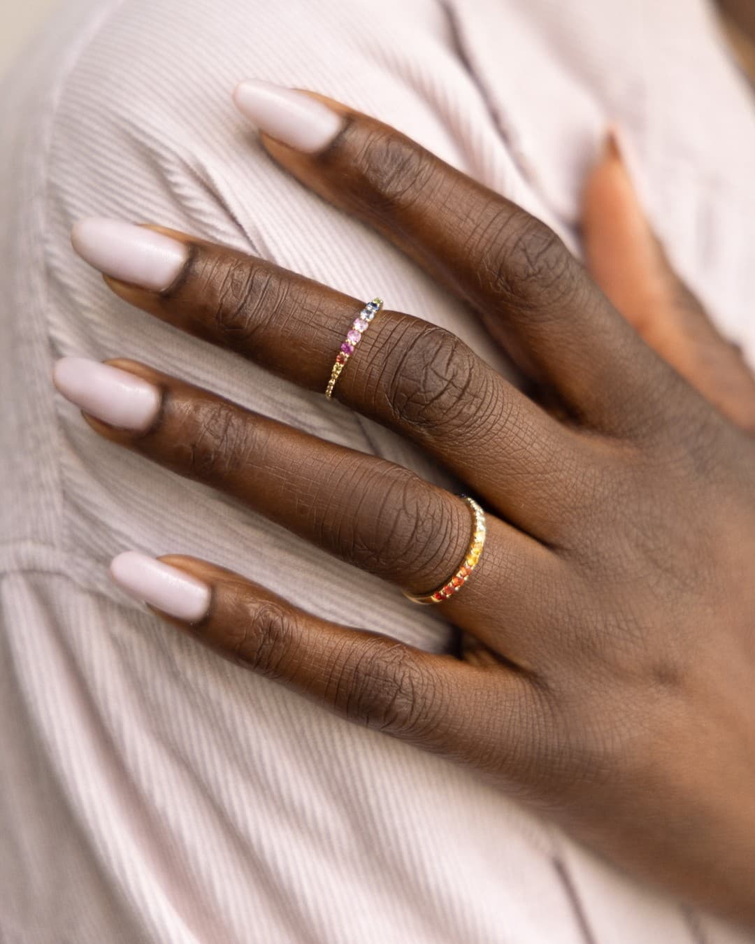 Schmuck in lebendigen Farben