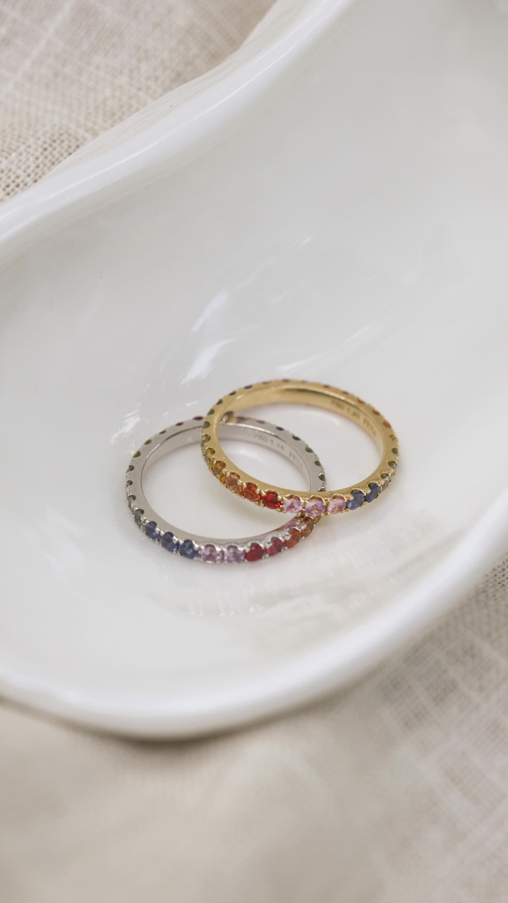 Schmuck in lebendigen Farben